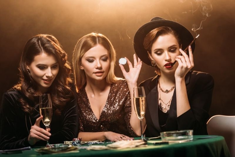 mmmr33 Myanmar ကစားသမားများ Online Card Game Poker Table MMK Bet ထည့်ကစားနေသောမြင်ကွင်း